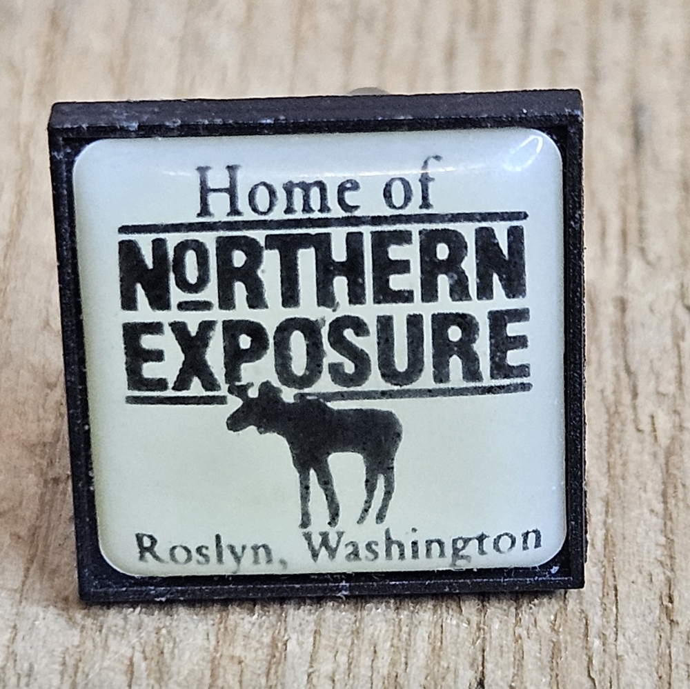 VINTAGE NORTHERN EXPOSURE / ROSLYN WASHINGTON SOUVENIR ENAMEL HAT / LAPEL PIN